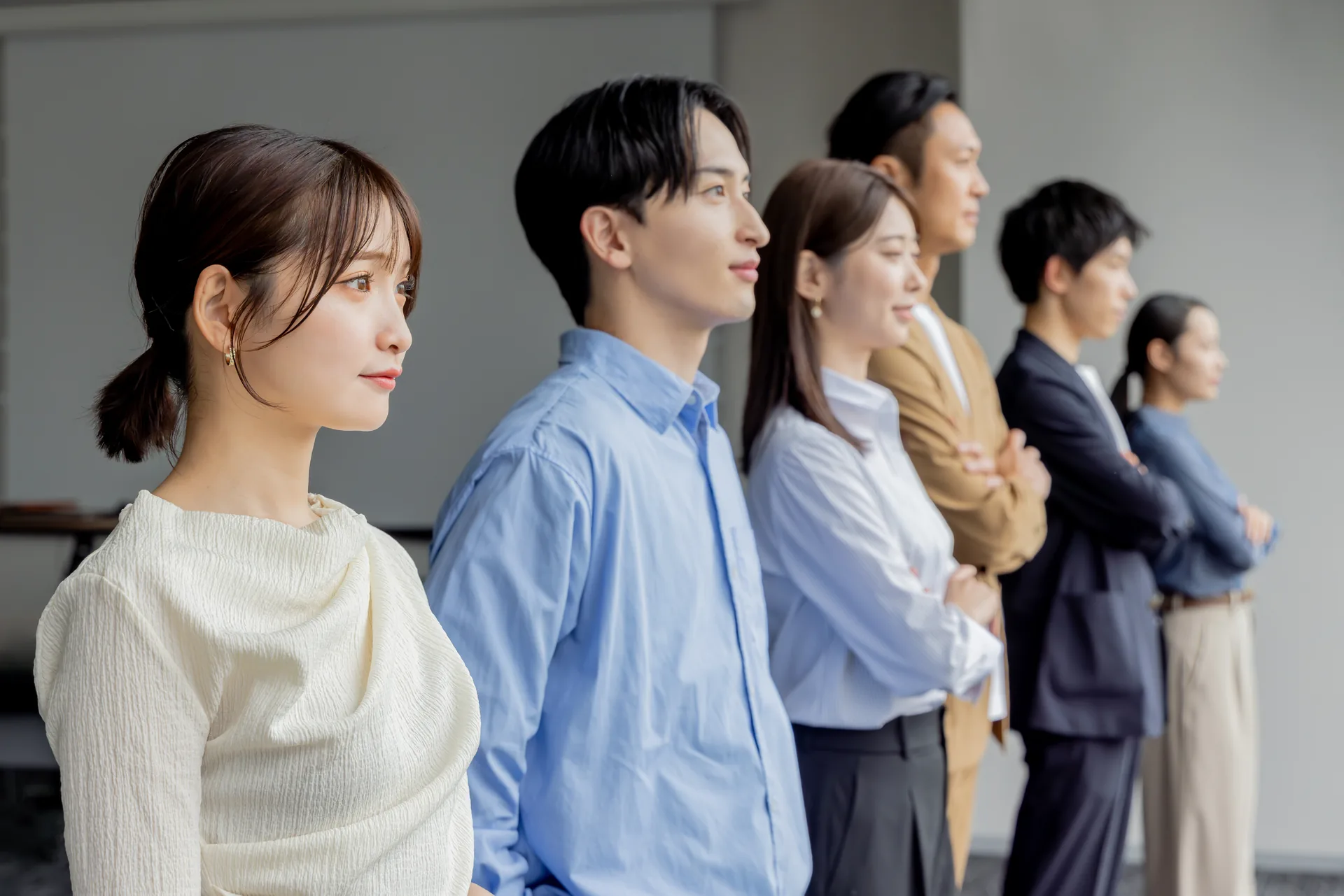 同じ方向を見つめて並ぶライブリアの仲間たち